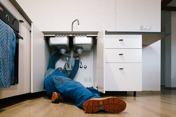 Professional Emergency Plumber technician working in Bloomingdale, OH